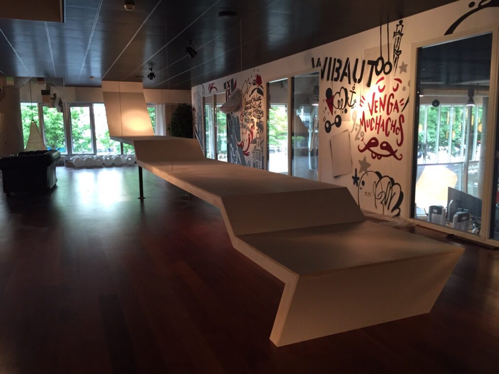 Zwevende tafel van 12 meter lang